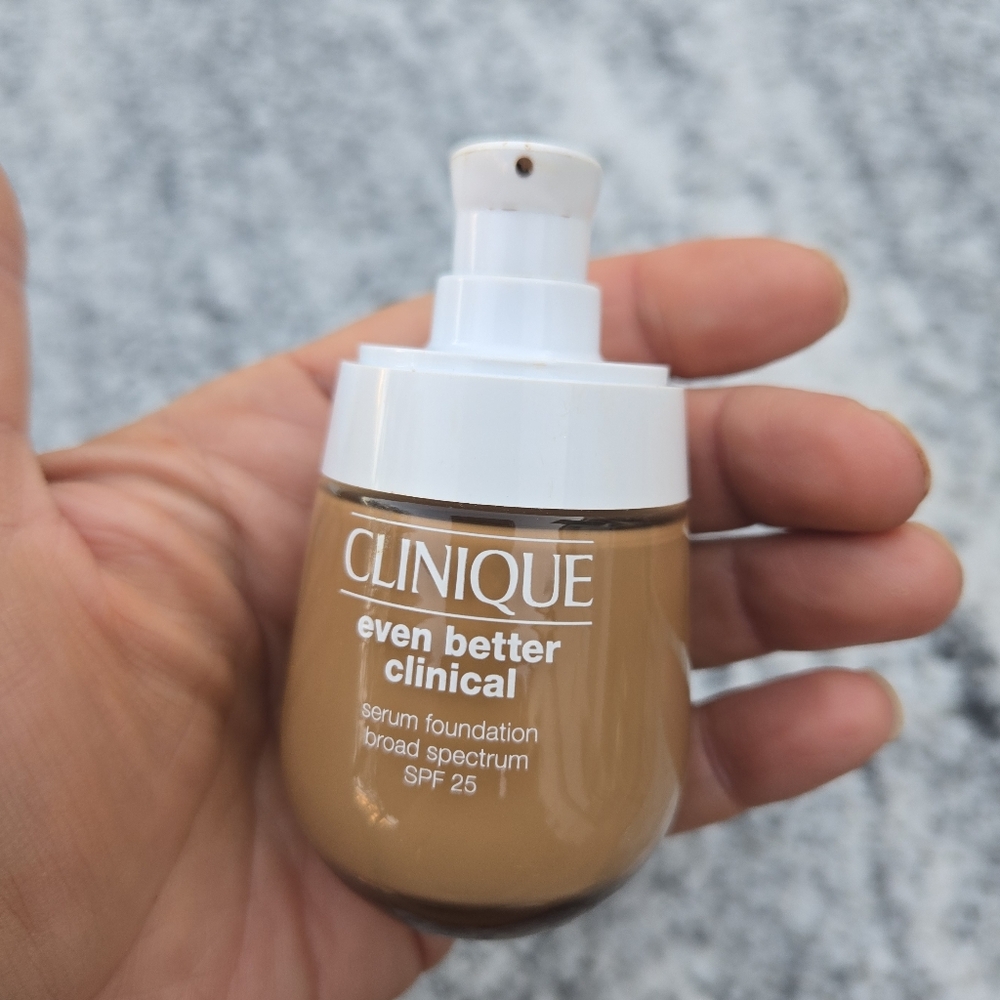 Even Better Clinical Serum Foundation Broad Spectrum SPF 25 Deep Honey Shade - Picture 6 of 8